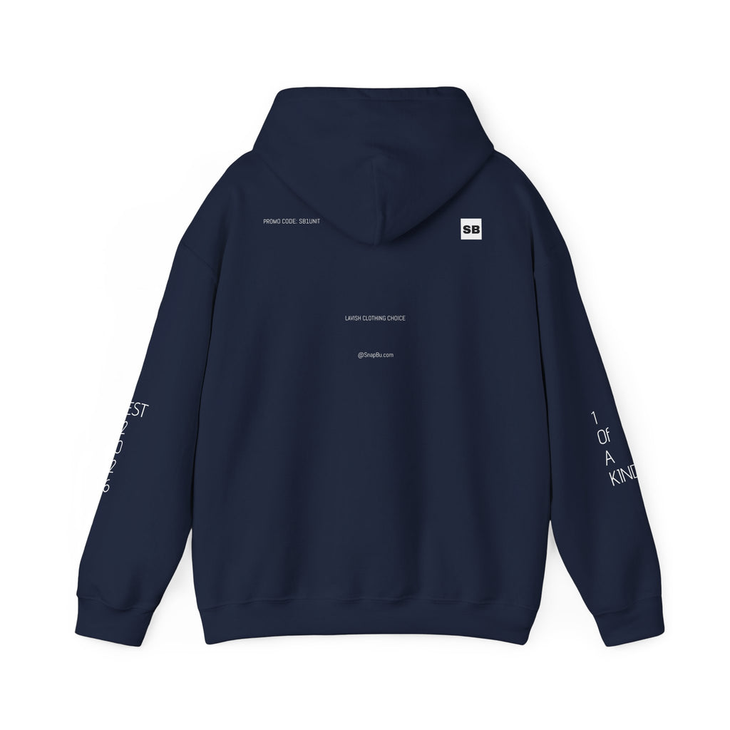 Minimalistisk 'SB' hættetrøje — Lille grafik på bryst og ryg, rent streetwear-pulloverdesign