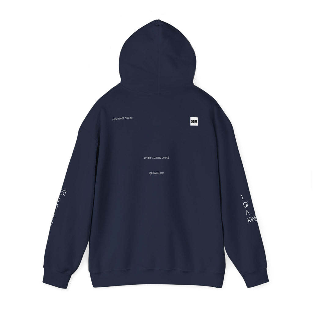 Minimalistisk 'SB' hættetrøje — Lille grafik på bryst og ryg, rent streetwear-pulloverdesign
