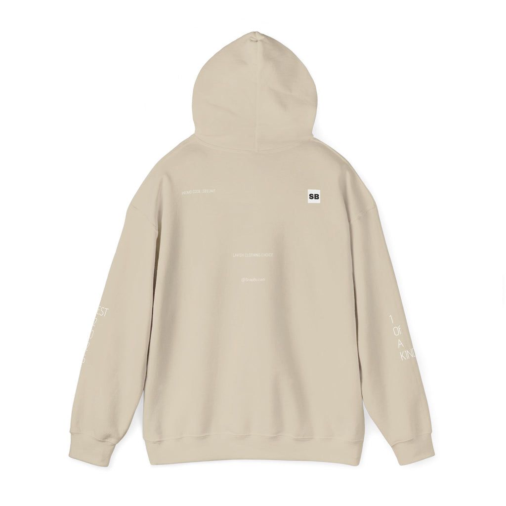Minimalistisk 'SB' hættetrøje — Lille grafik på bryst og ryg, rent streetwear-pulloverdesign