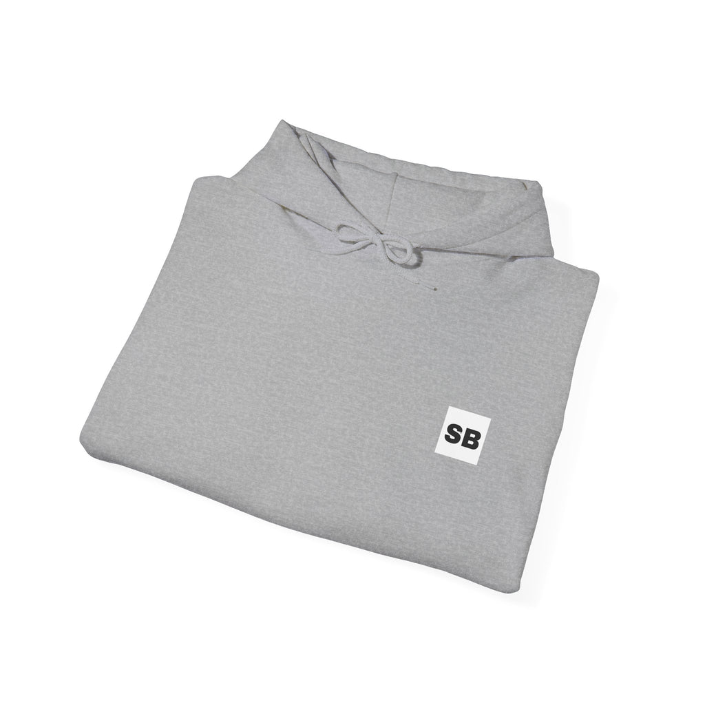 Minimalistisk 'SB' hættetrøje — Lille grafik på bryst og ryg, rent streetwear-pulloverdesign