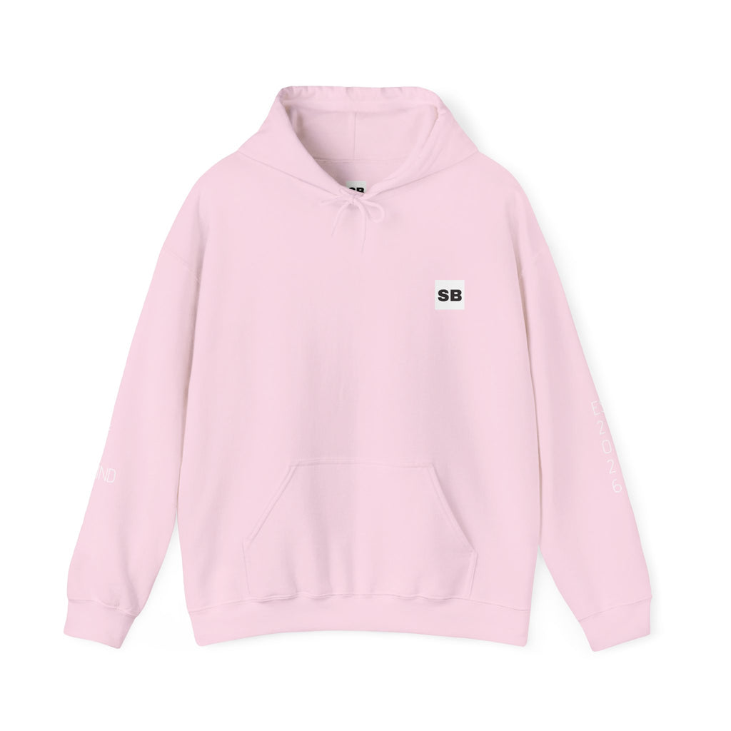 Minimalistisk 'SB' hættetrøje — Lille grafik på bryst og ryg, rent streetwear-pulloverdesign