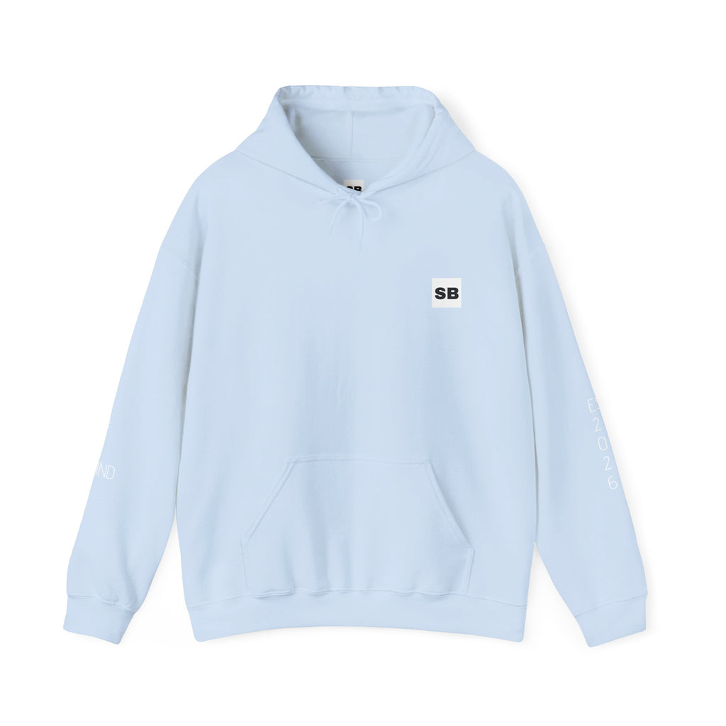 Minimalistisk 'SB' hættetrøje — Lille grafik på bryst og ryg, rent streetwear-pulloverdesign