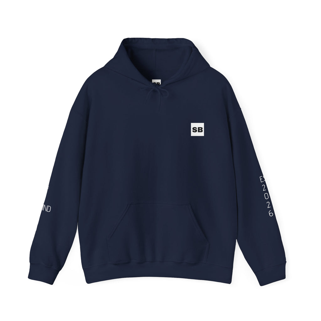 Minimalistisk 'SB' hættetrøje — Lille grafik på bryst og ryg, rent streetwear-pulloverdesign