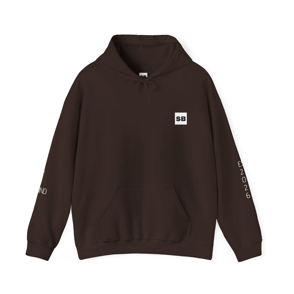 Minimalistisk 'SB' hættetrøje — Lille grafik på bryst og ryg, rent streetwear-pulloverdesign