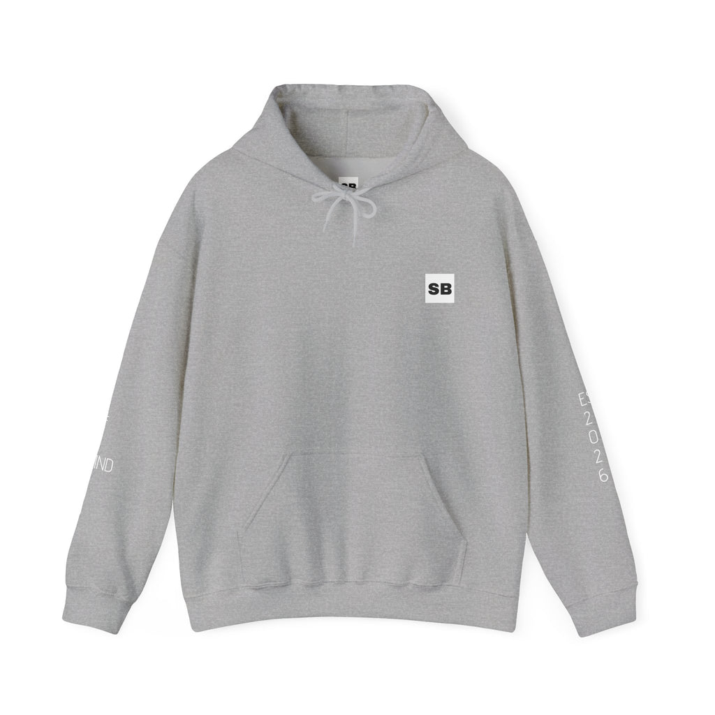 Minimalistisk 'SB' hættetrøje — Lille grafik på bryst og ryg, rent streetwear-pulloverdesign