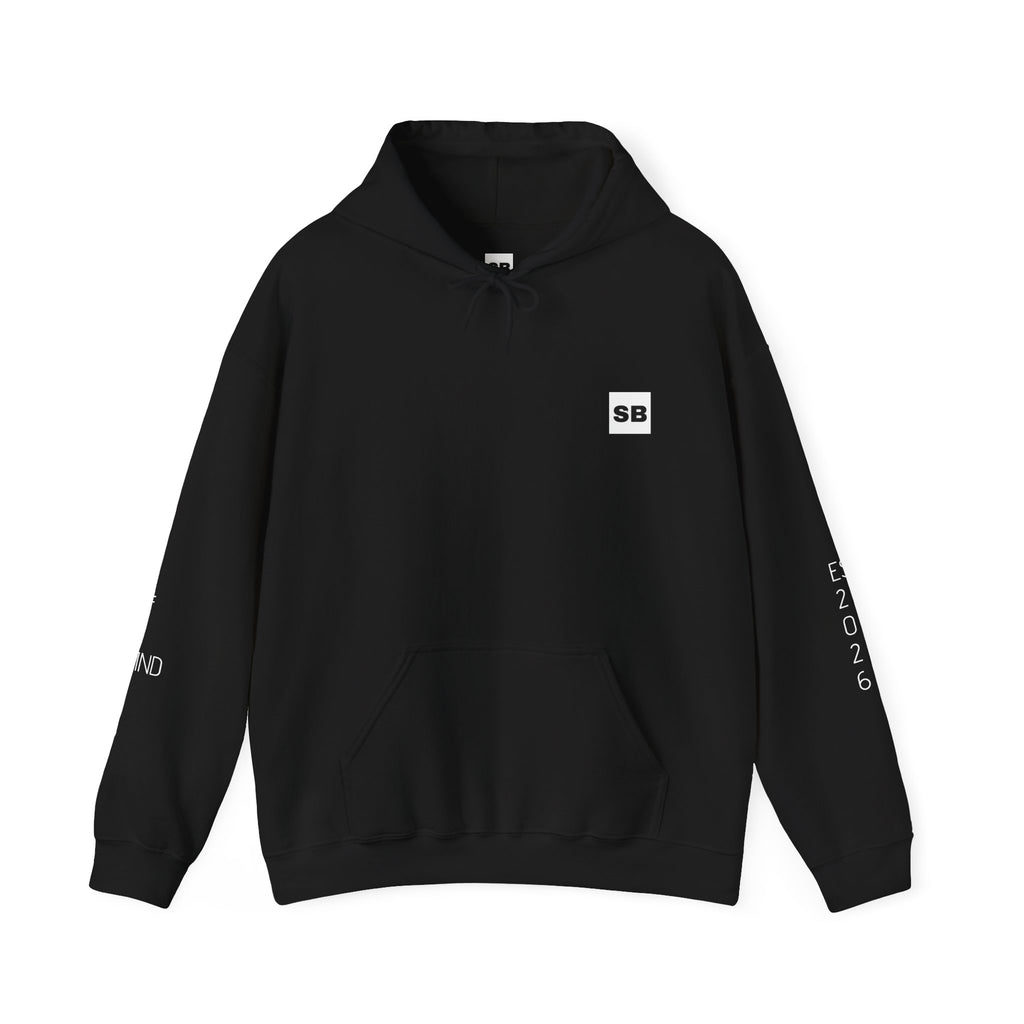 Minimalistisk 'SB' hættetrøje — Lille grafik på bryst og ryg, rent streetwear-pulloverdesign